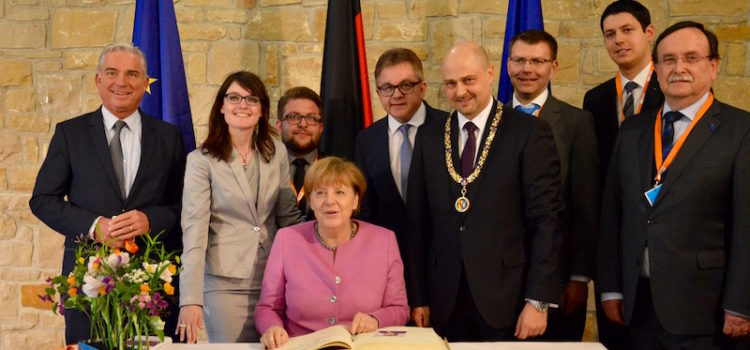 Merkel beim Landesparteitag in Ettlingen v.l.n.r.: Thomas Stobel (Landesvorsitzender CDU Baden-Württemberg), Christine Neumann (Landtagskandidatin WK 31), Lorenzo Saladino (stellv. Stadtverbandsvorsitzender), Dr. Angela Merkel (Bundeskanzlerin), Guido Wolf (Spitzenkandidat CDU Baden-Württemberg), Johannes Arnold (Oberbürgermeister Ettlingen), Daniel Caspar (CDU Kreisvorsitzender), Florian Adolf (Ortsverbandsvorsitzender Ettlingen), Dr. Albrecht Ditzinger (CDU Fraktionsvorsitzender)